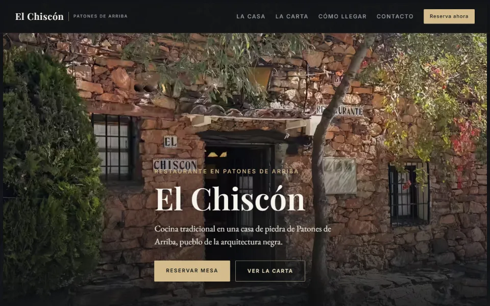 Portada de la web de El Chiscón: la fachada de piedra del restaurante en Patones de Arriba