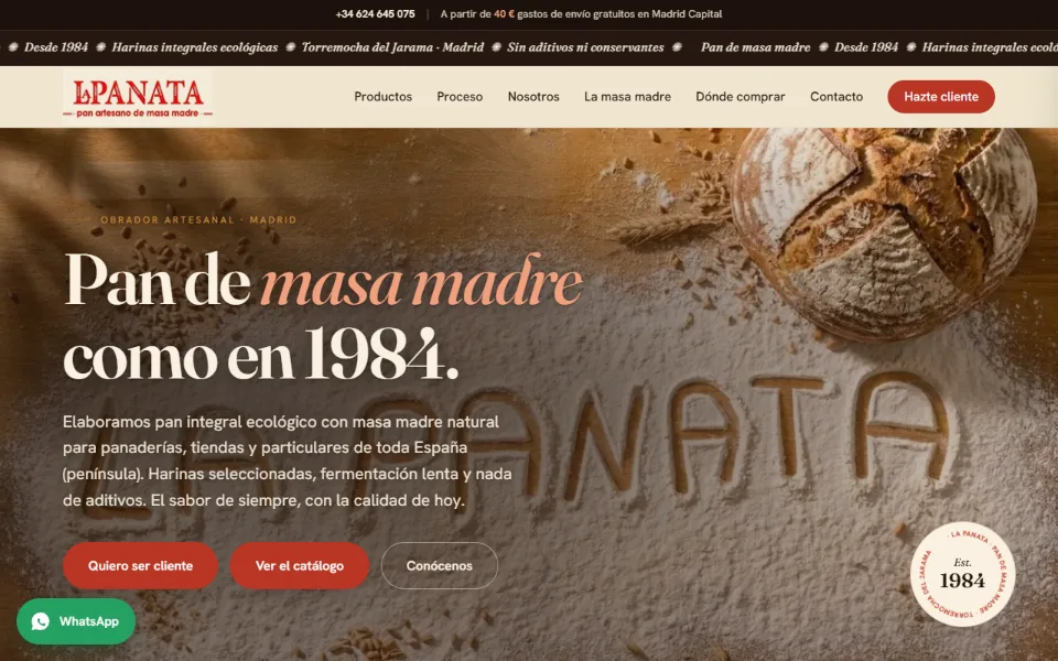 Portada de la web de La Panata: una hogaza de pan de masa madre sobre harina